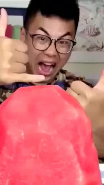 哥们吃瓜吗,哥们吃瓜背后的真相与内幕