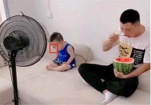 吃瓜被父亲发现,父亲意外发现，家庭风波再起