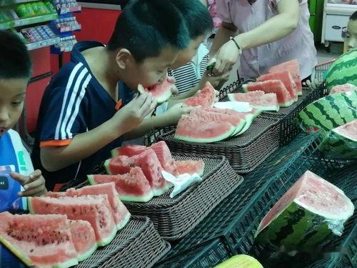 商场扫地阿姨吃瓜