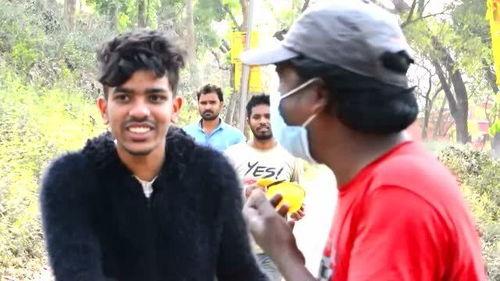 恶作剧路人吃瓜视频,路人吃瓜视频引发全民热议