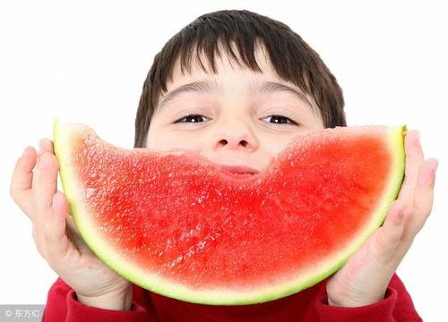 小孩吃瓜桃子,小孩欢乐吃瓜桃子记