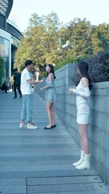 情侣吵架众人吃瓜,众人吃瓜热议不断