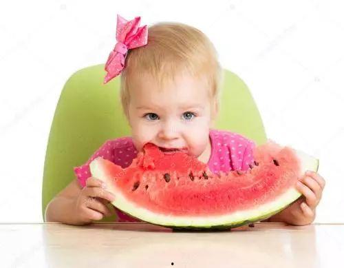 怎么和孩子吃瓜,和孩子一起快乐吃瓜的温馨瞬间